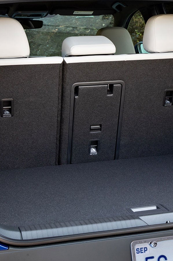 A close-up shot of the cargo space of an ID.4 in Dusk Blue Metallic.